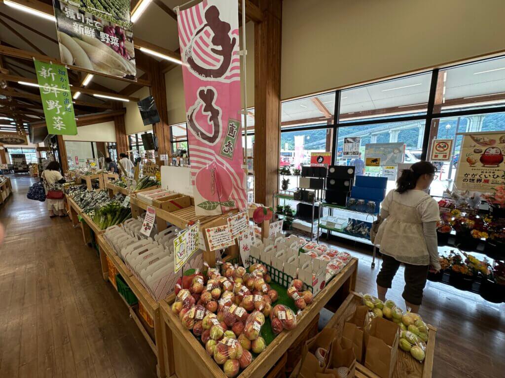道の駅つる直売所に並ぶ山梨県産の桃