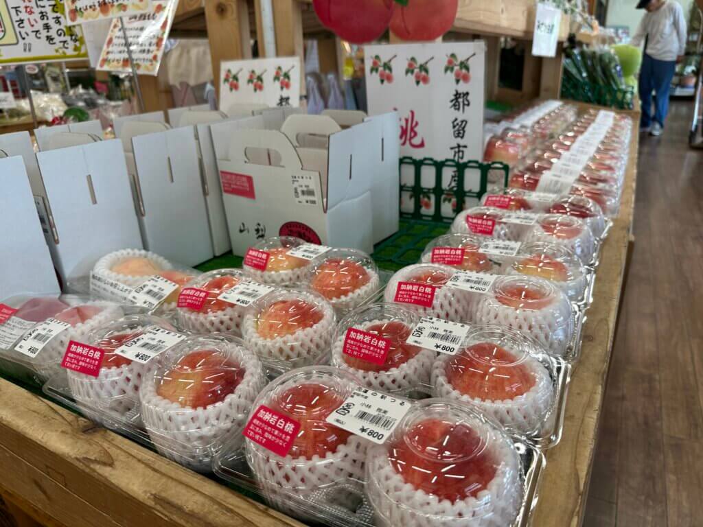 道の駅つるで販売されている桃と贈答用商品