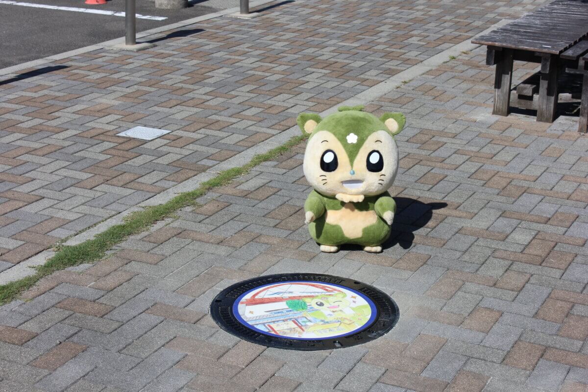 道の駅つるで、可愛いマンホール蓋と記念撮影を！