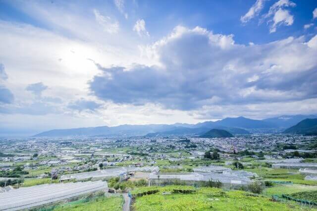 フルーツライン（東山広域農道）から望む甲府盆地の開放的な景色
