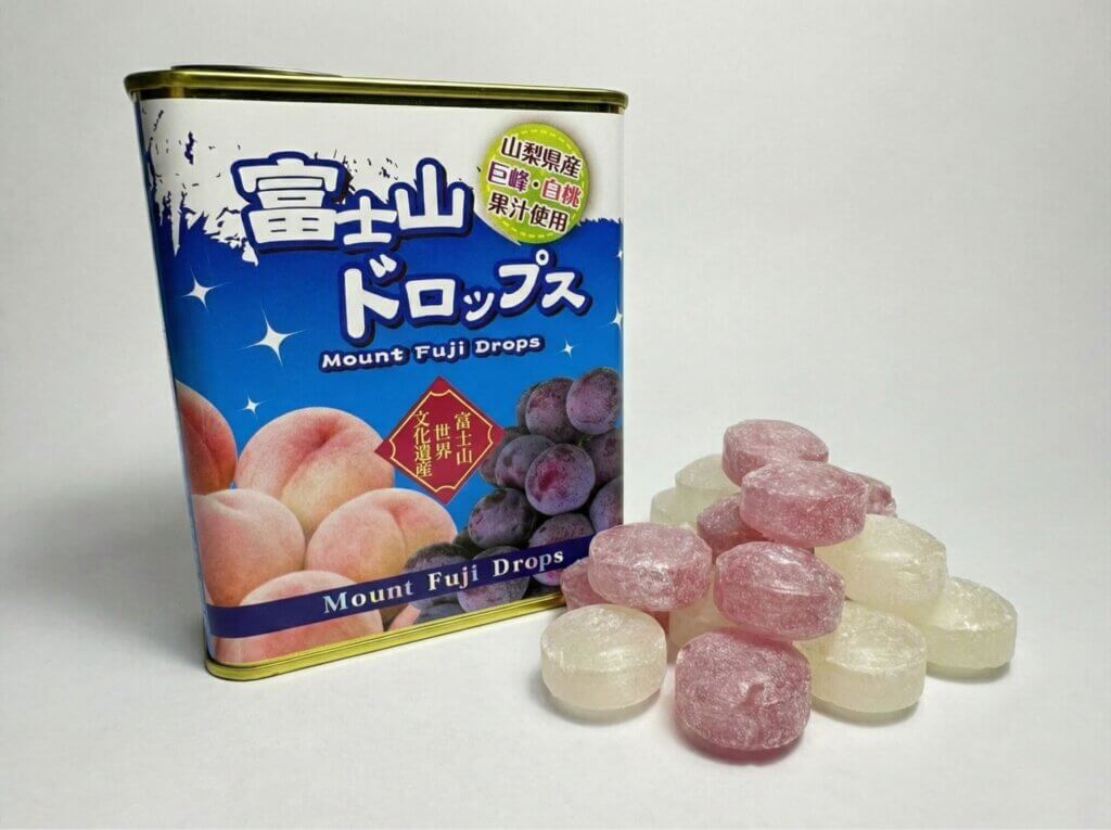 山梨県産ピーチと巨峰の果汁を使った富士山ドロップスの缶と飴
