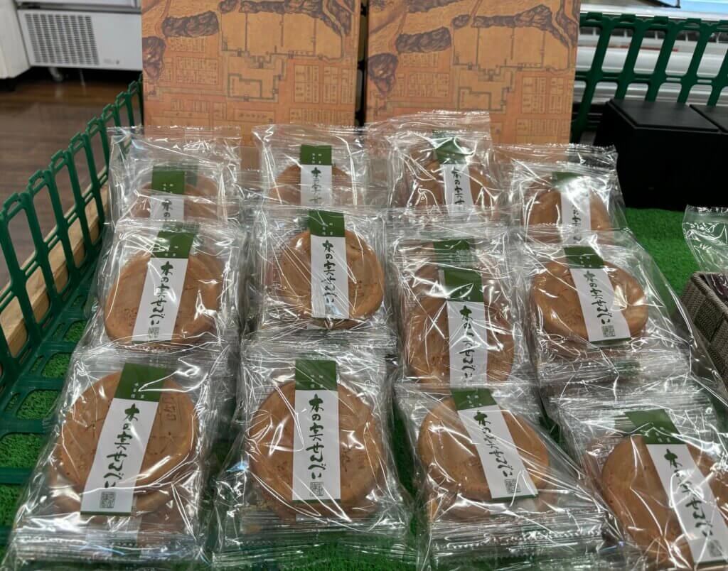 都留市の老舗・泉屋の木の実せんべいが店頭に並ぶ様子。山椒香る厚焼きせんべいで山梨土産として人気