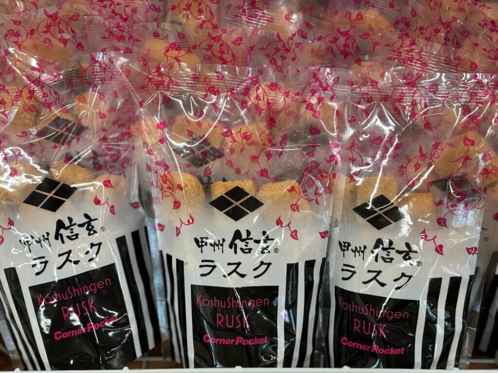 甲州信玄ラスクのパッケージが並ぶ様子 山梨の人気スイーツ