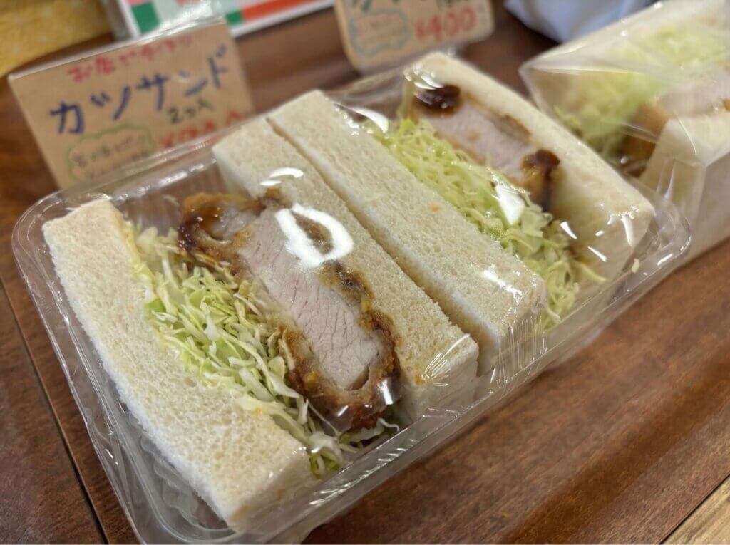道の駅つるで味わえる富士湧水ポークの厚切りカツサンド
