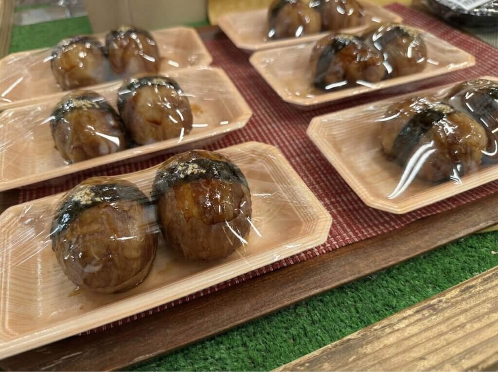 道の駅つるの人気軽食、タレが染みた肉巻きおにぎり
