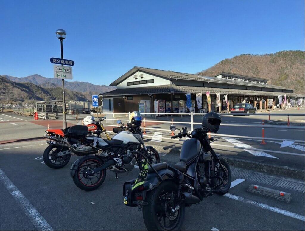 道の駅つるの広いバイク専用駐車場に停まるツーリングバイク