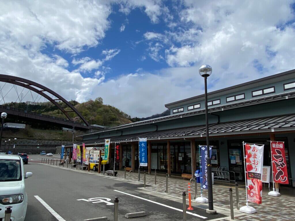 山梨ツーリングの休憩スポットとして人気の道の駅つるの外観
