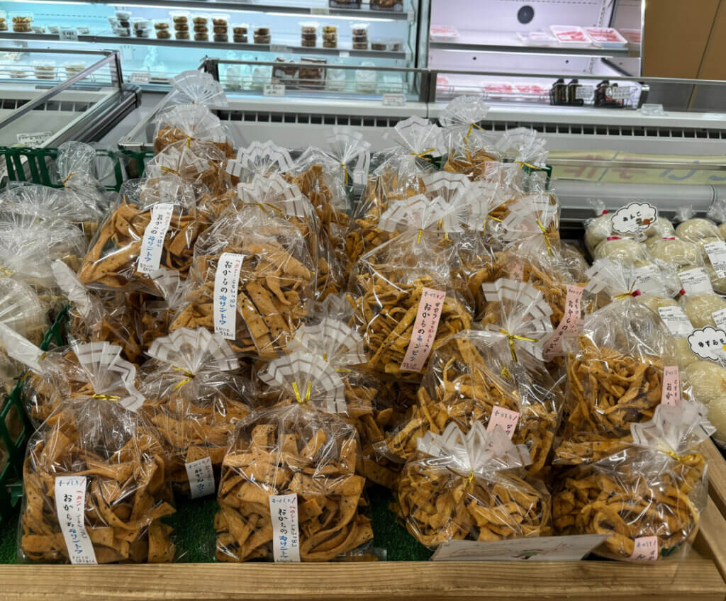 道の駅つるで販売されている手作りおからかりんとうが棚いっぱいに並ぶ様子。山梨の人気ローカルお菓子