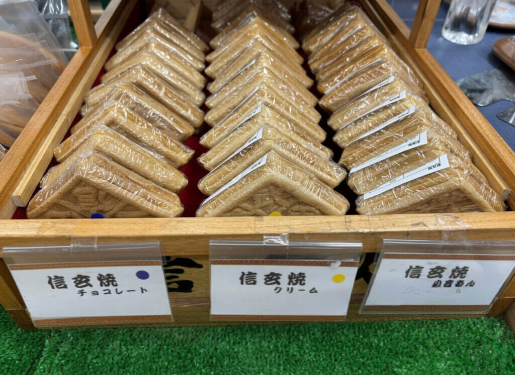 信玄焼が種類ごとに並んでいる様子 山梨の伝統的な焼き最中菓子