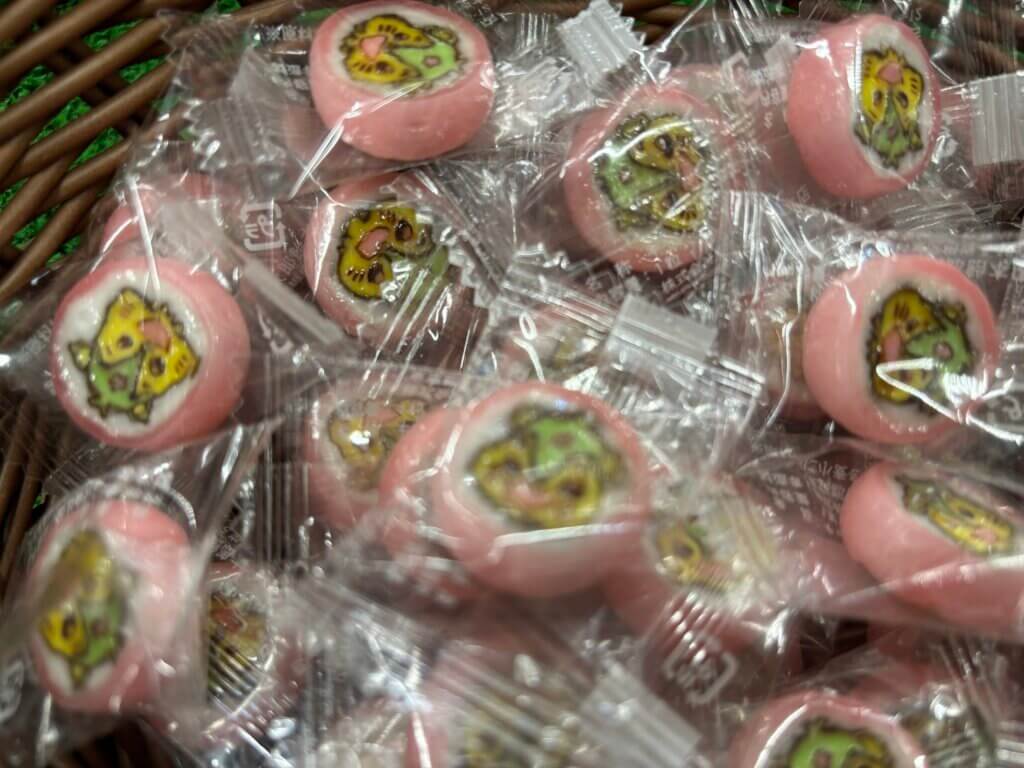 都留市のキャラクターつるびー飴が袋入りで並ぶ様子 山梨のご当地キャンディ