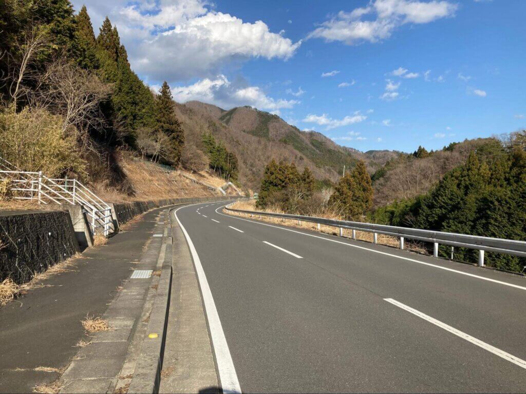 裏道志（県道35号線）の静かなツーリングルートと山あいの景色
