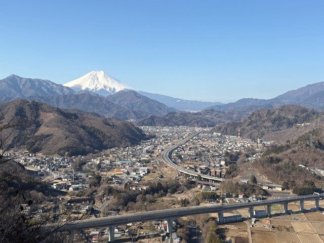 九鬼山山頂から見える富士山と大月市の街並みの絶景