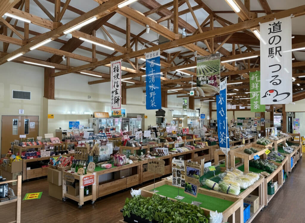 道の駅つるの直売所で販売されている地元野菜やお土産