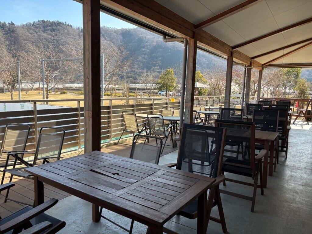 道の駅つる レストラン「お勝手場」の開放感あふれるテラス席。自然の風を感じながらゆったり過ごせる空間