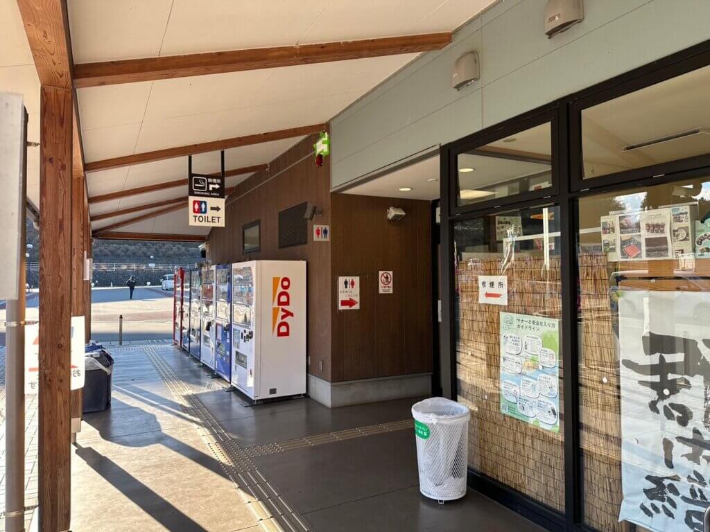 九鬼山登山前に利用できる道の駅つるのトイレ外観