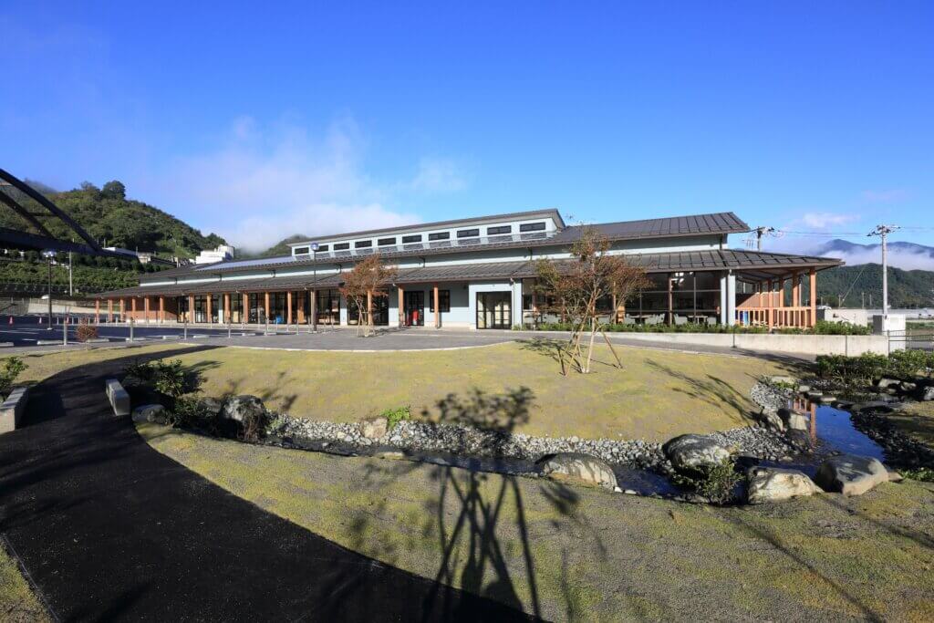 山梨県都留市の道の駅つるの外観
