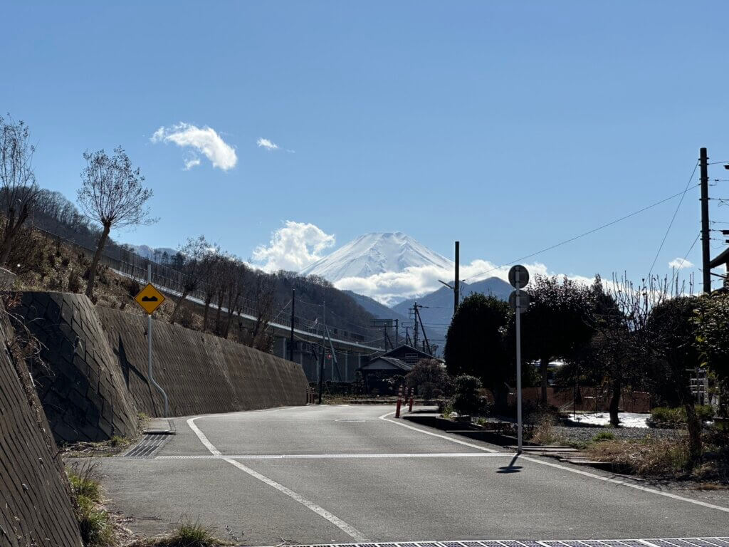 山梨県都留市のカーブ道路の先に見える富士山の絶景