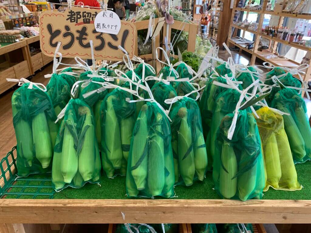 山梨県都留市の道の駅つる直売所で販売される朝採れとうもろこし