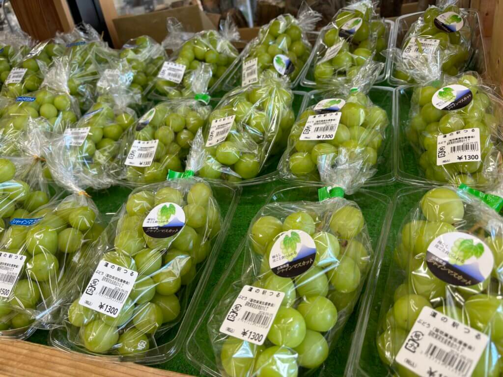 道の駅つる直売所で販売している山梨県産シャインマスカット