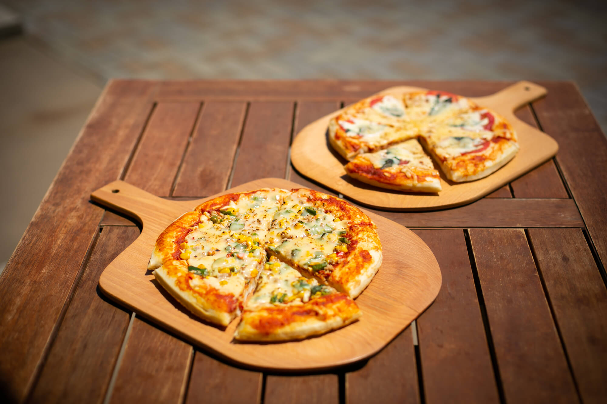 マルゲリータと湧水ポーク＆旬野菜のピザも販売中です。