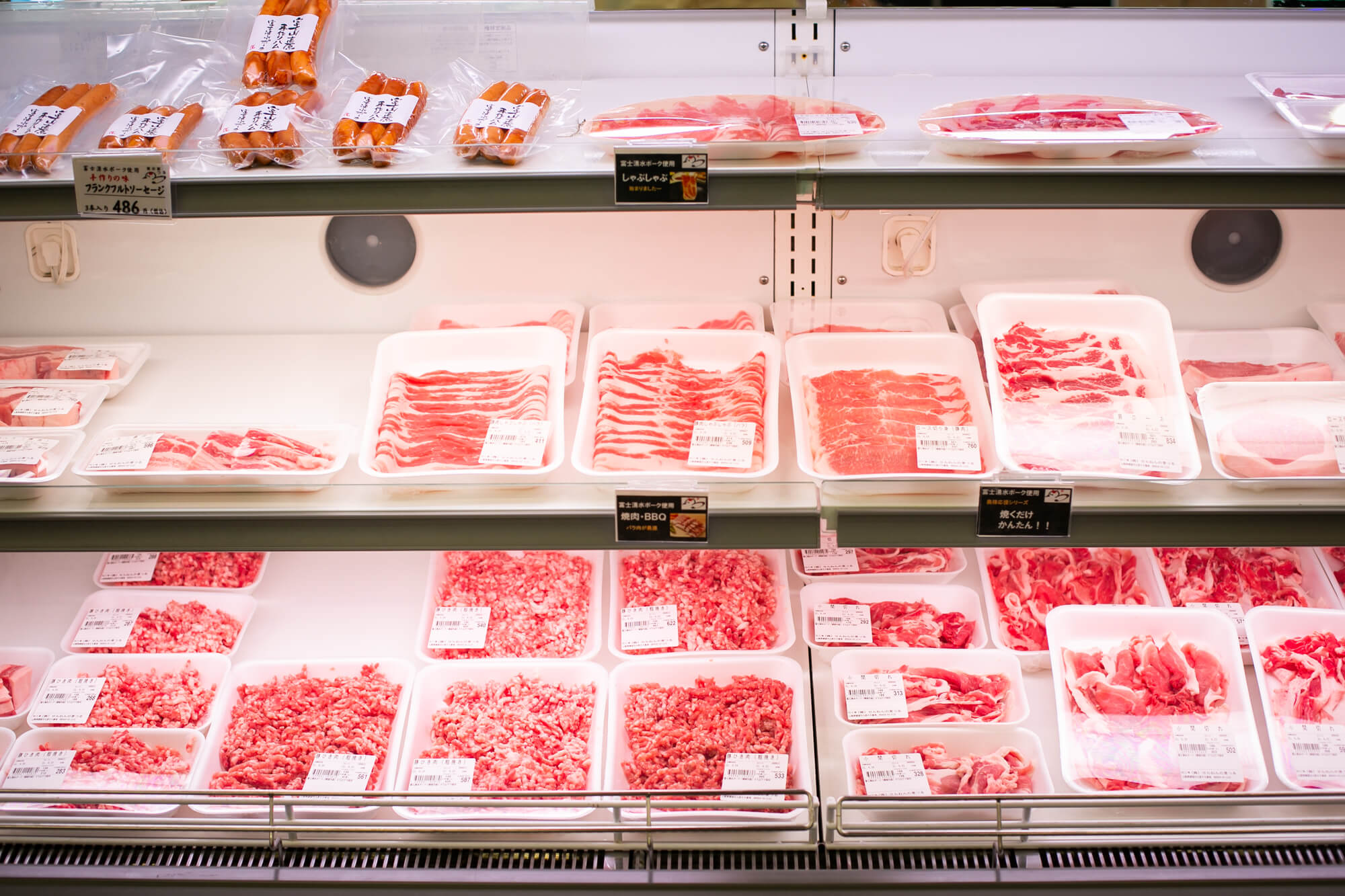 地元都留産のブランド豚肉「富士湧水ポーク」を販売しています。