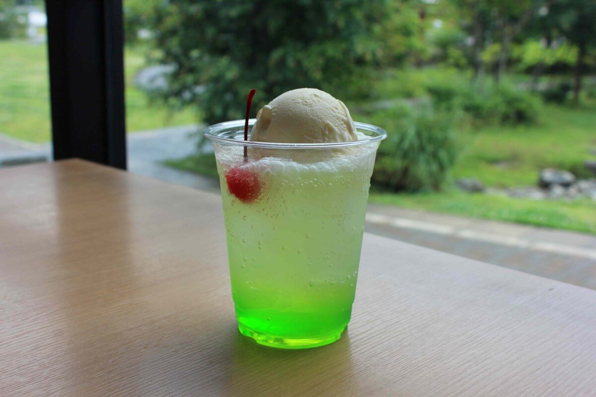 メロンクリームソーダ！レストランで販売中！ - 道の駅つる【公式 